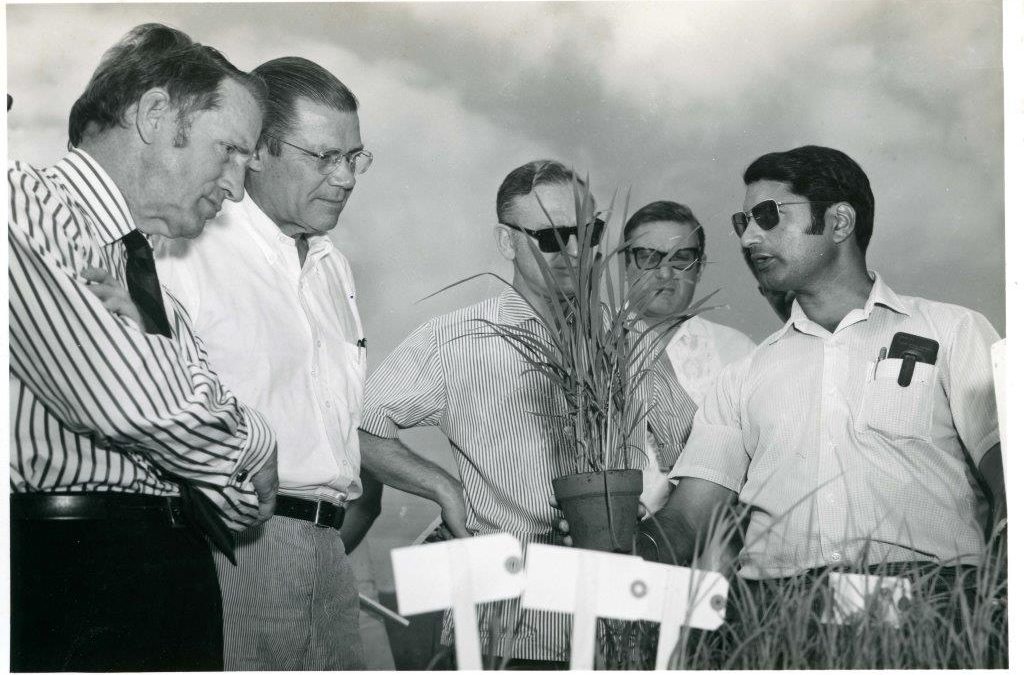 Gurdev Khush with World Bank President Bob McNamara, 1971